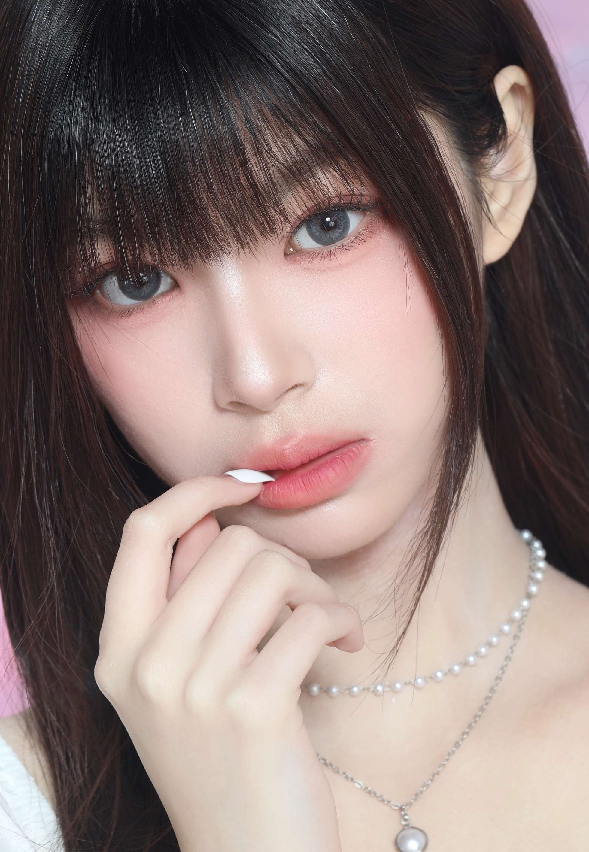 Close-up KORALENS editorial portrait